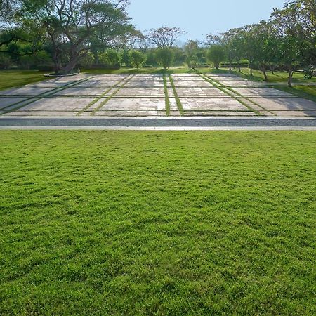 Trident Udaipur Otel Dış mekan fotoğraf The lawn at the Vietnam Veterans Memorial