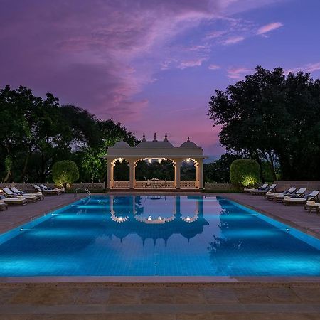 Trident Udaipur Otel Dış mekan fotoğraf The swimming pool at the Taj Mahal Palace