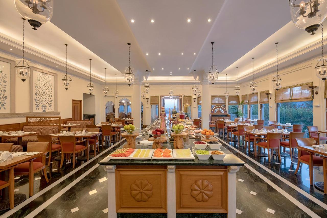 Trident Udaipur Otel Dış mekan fotoğraf The restaurant at the resort
