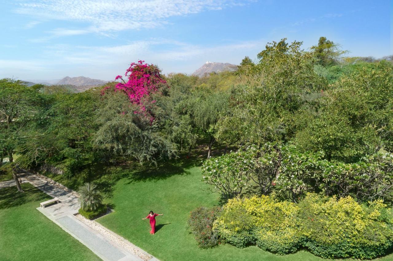 Trident Udaipur Otel Dış mekan fotoğraf The gardens of the villa