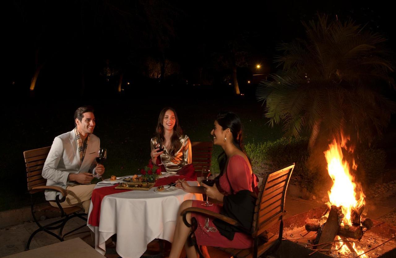 Trident Udaipur Otel Dış mekan fotoğraf The resort's dining area
