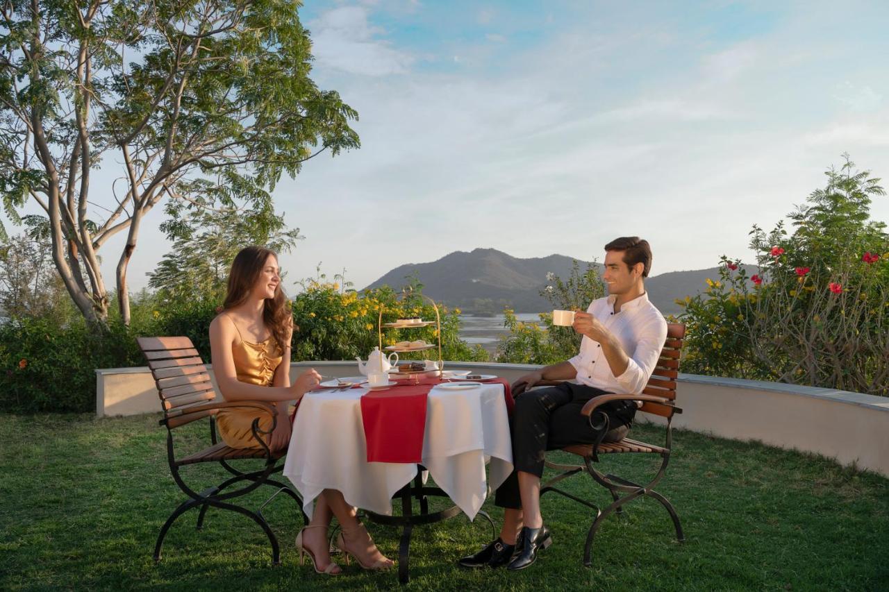 Trident Udaipur Otel Dış mekan fotoğraf A couple dining at the resort