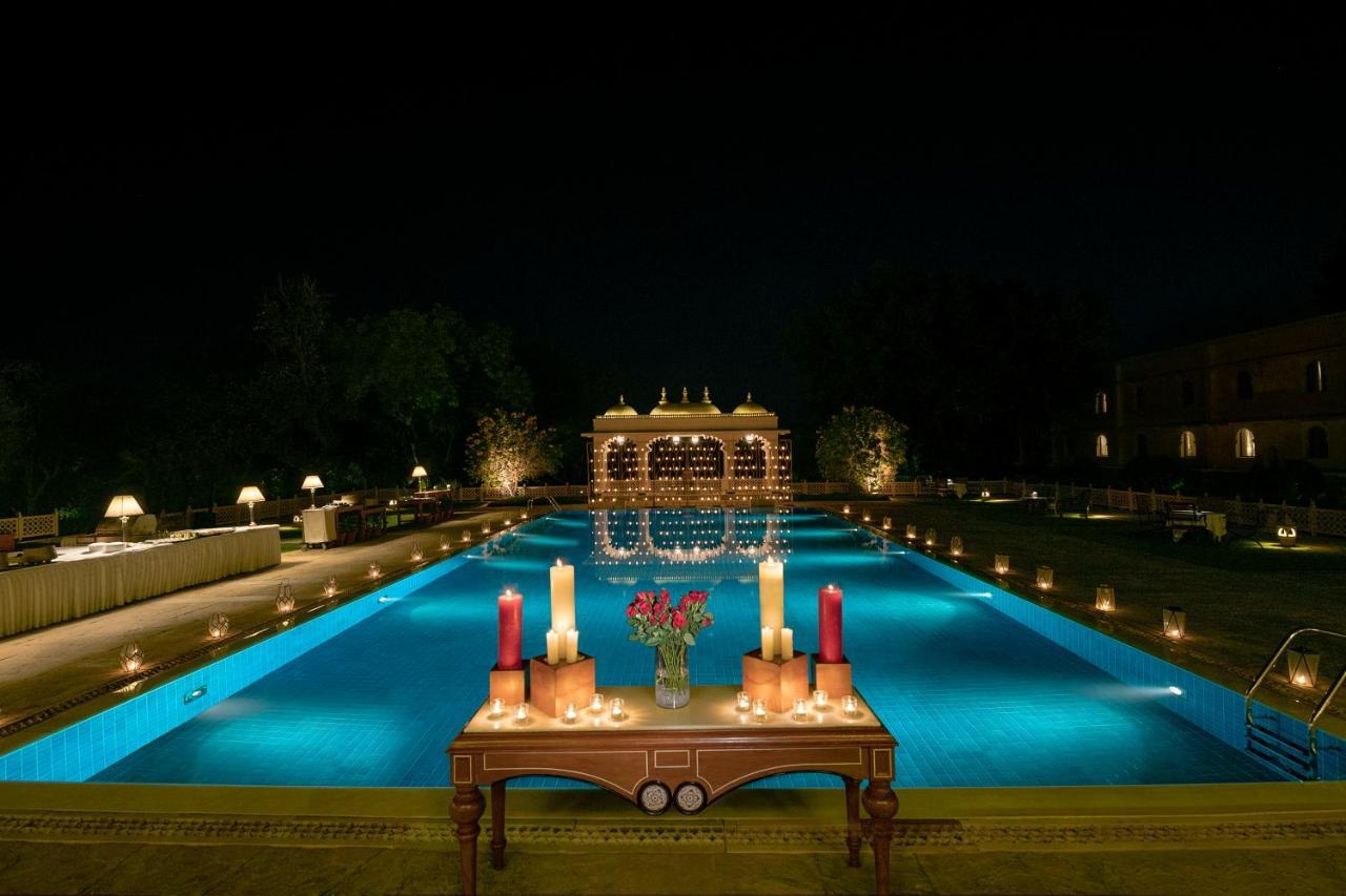 Trident Udaipur Otel Dış mekan fotoğraf The swimming pool at the resort