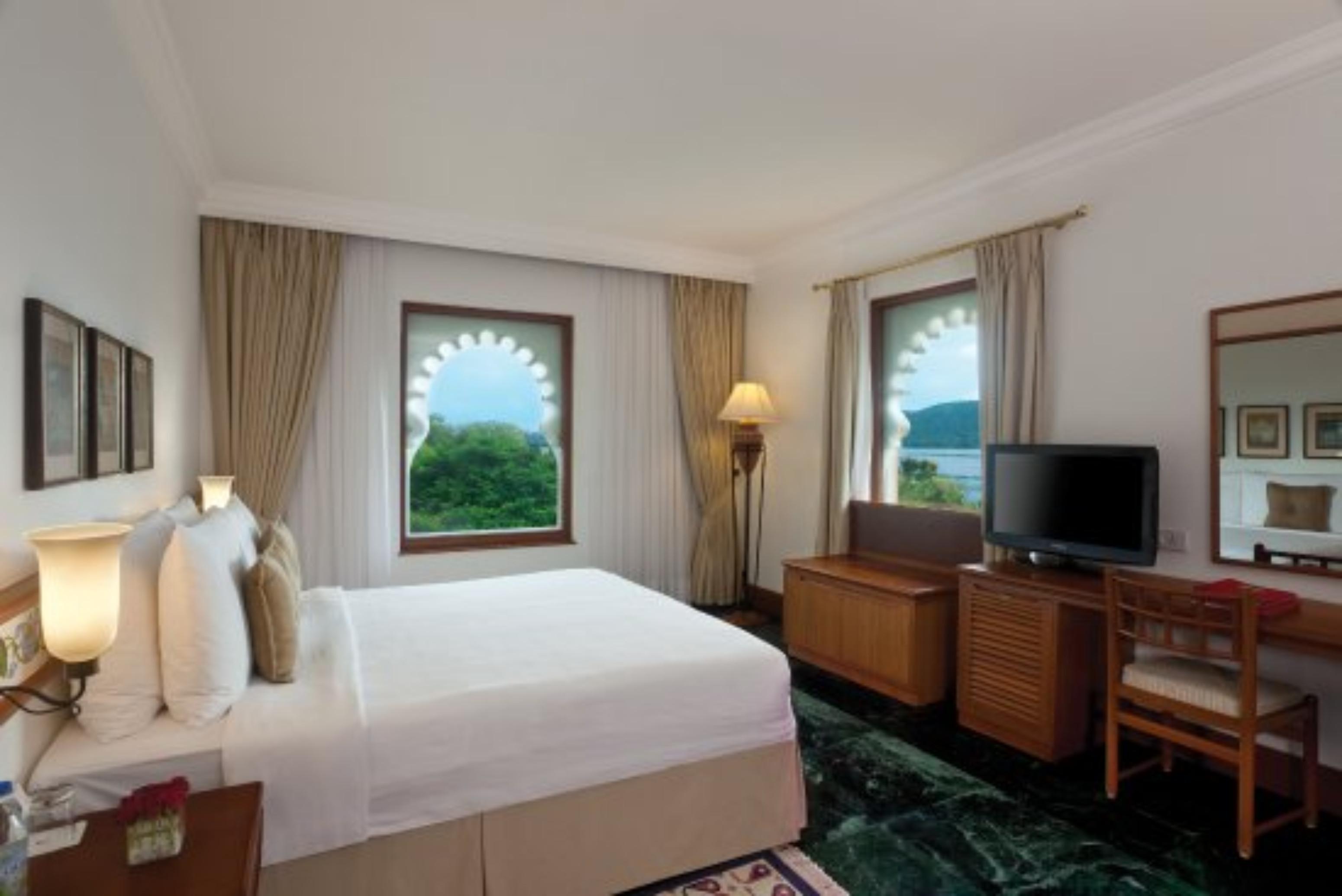 Trident Udaipur Otel Dış mekan fotoğraf A room at the Taj Lake Palace