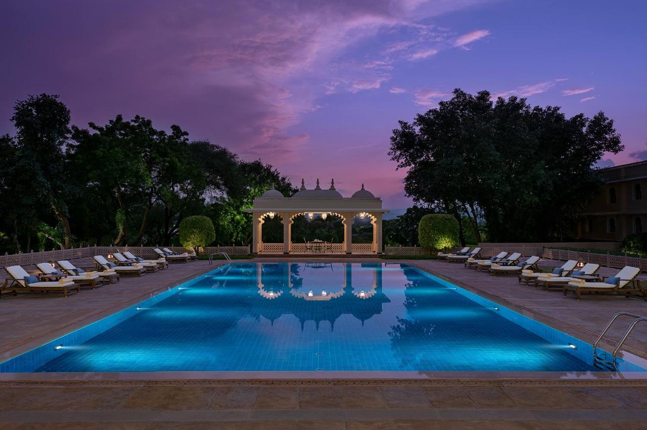 Trident Udaipur Otel Dış mekan fotoğraf The swimming pool at the Taj Mahal Palace