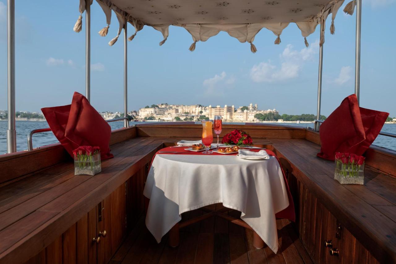 Trident Udaipur Otel Dış mekan fotoğraf A view of the interior of a traditional Maltese boat